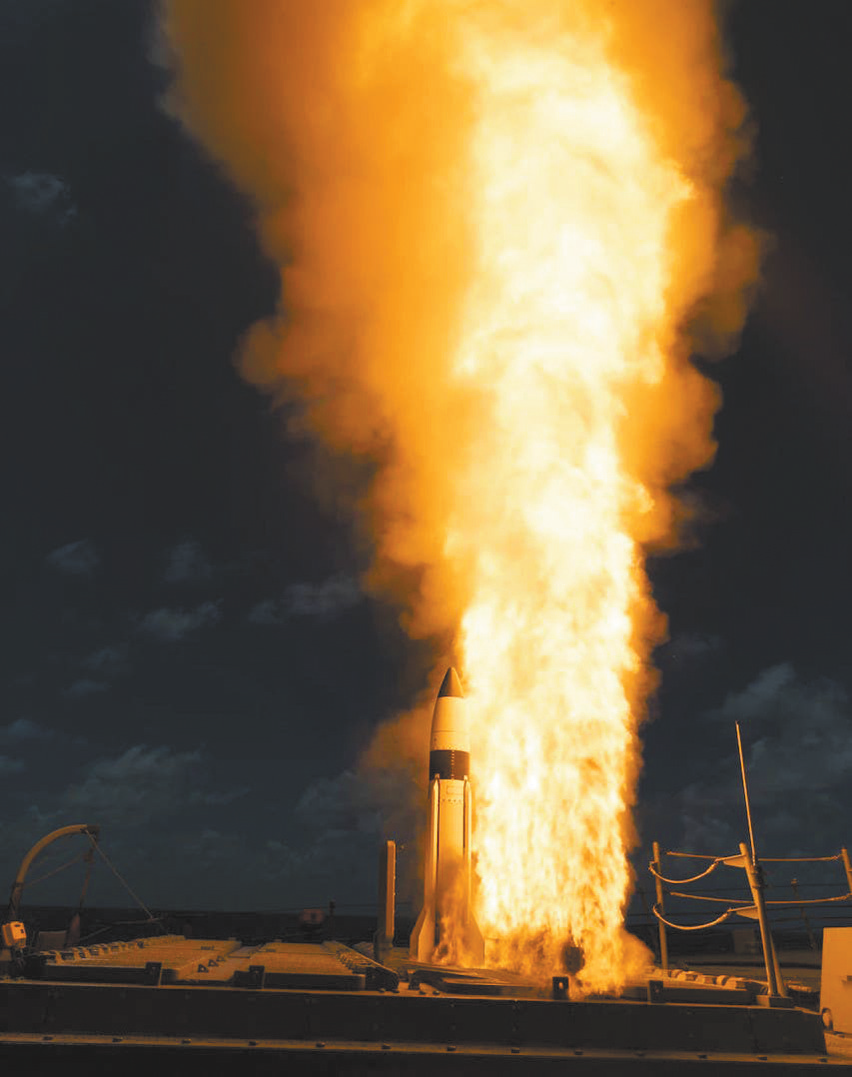 美国驱逐舰在“太平洋龙-22”演习中发射“标准-3”Block IA导弹。