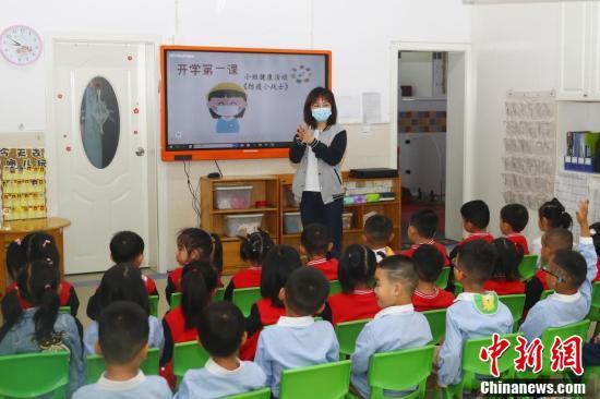 5月23日，南昌市红谷滩红岭幼儿园，老师在开学第一课上给幼儿讲解防疫知识。刘占昆 摄
