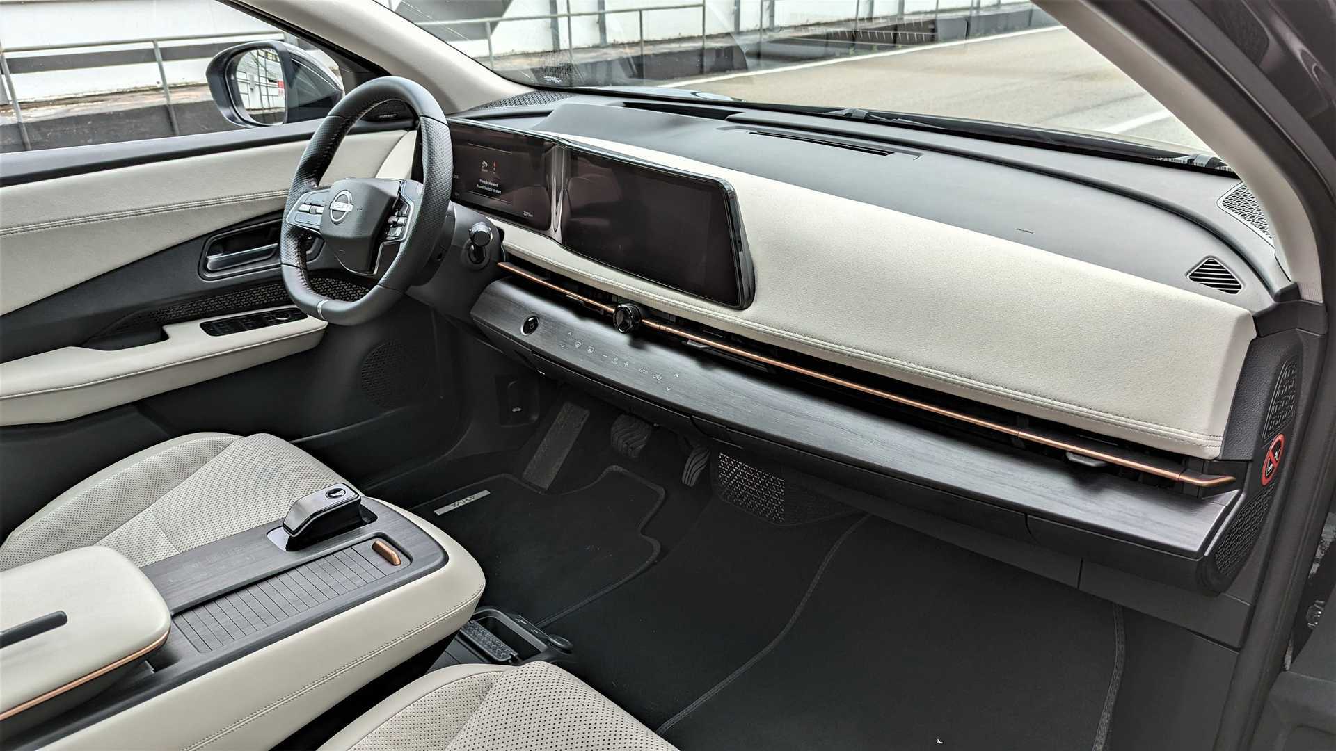 东风日产ariya内饰布局较为简洁,其采用大量软质材料进行包覆并加入