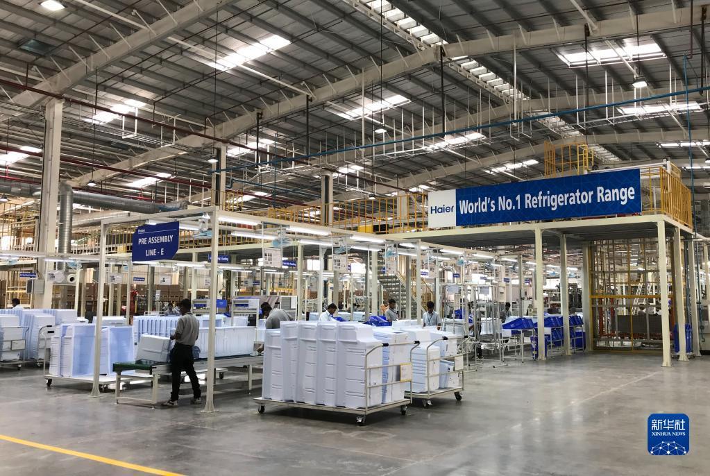 2017年11月16日，工人在印度浦那市的中国海尔集团工业园厂房内工作。 新华社记者 张兴军 摄