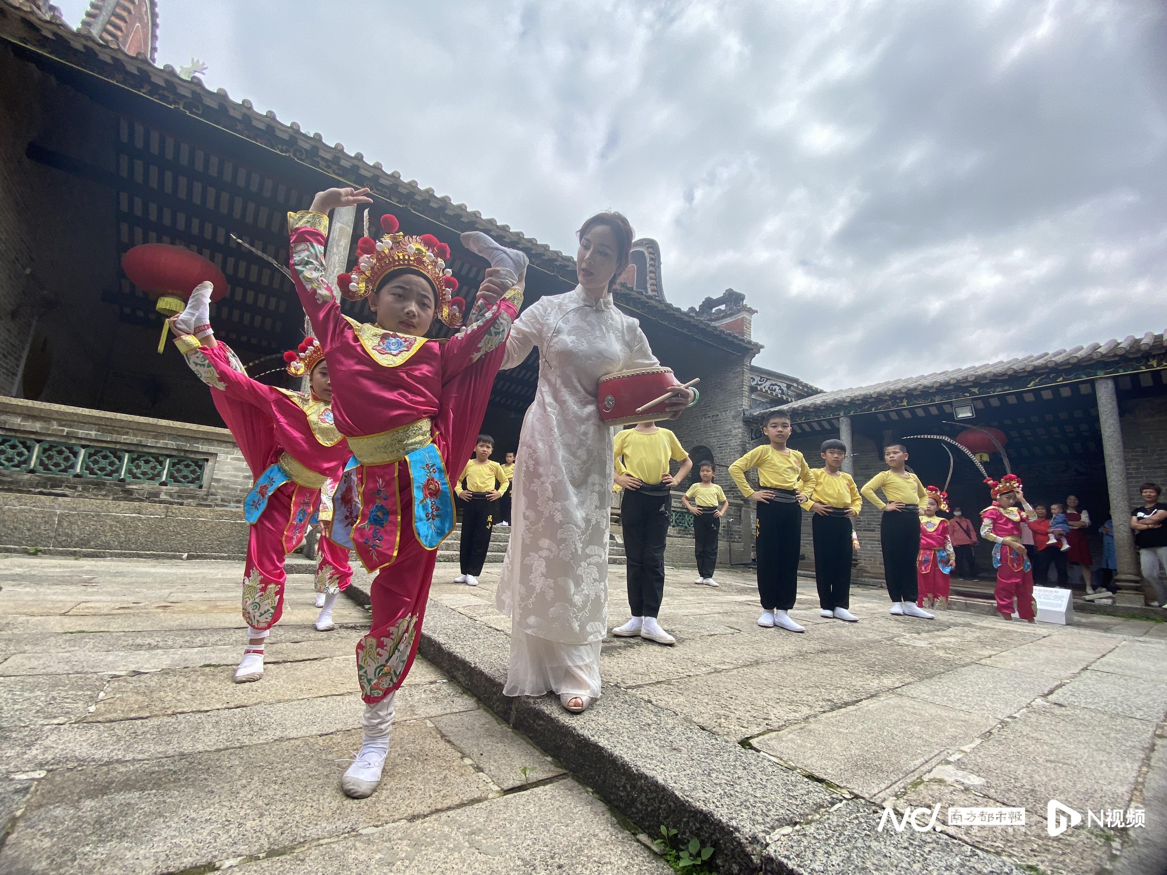 学习粤剧的孩童们在莲塘村古祠堂里练功。.jpg