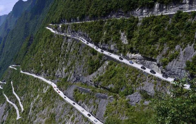 图为挂壁公路
