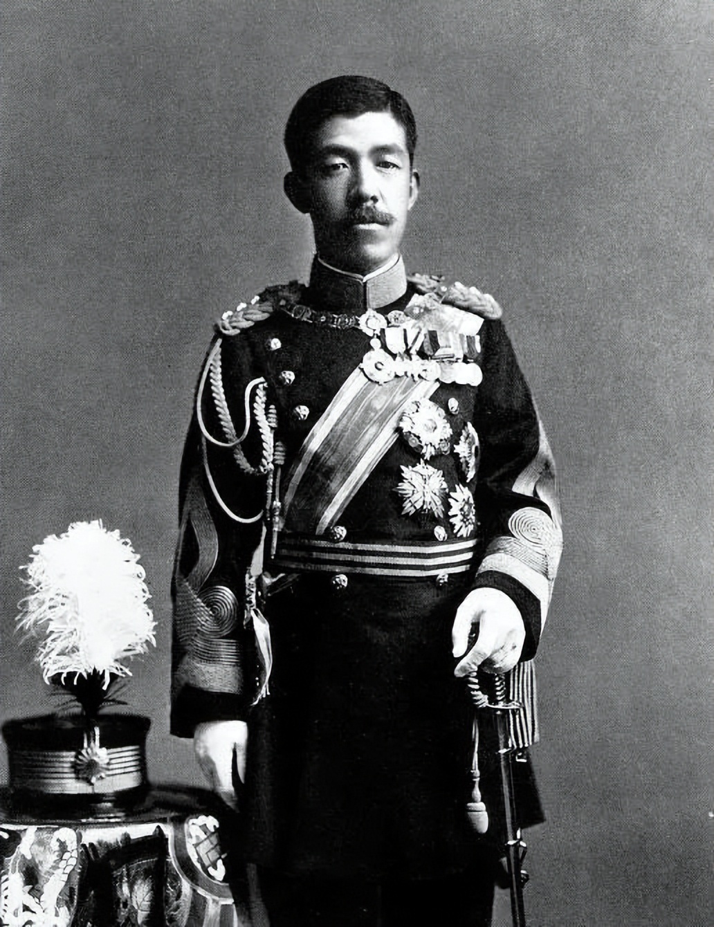 久弥宫良子跟大化革新没有一点关系,他的父亲久迩宫邦彦王是日本海军