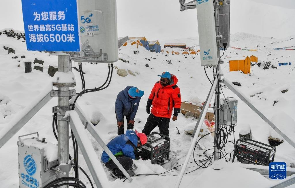 在海拔6500米的珠峰前进营地，中国移动工作人员在调试5G基站（2020年5月21日摄）。新华社记者 晋美多吉 摄