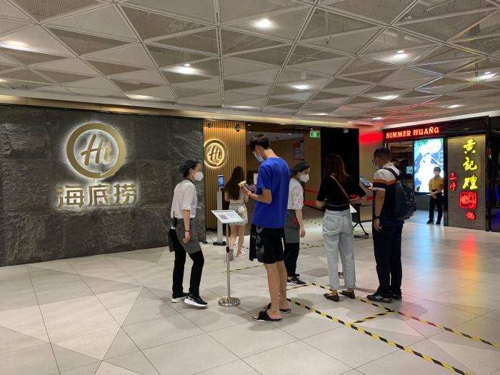6日中午的西单海底捞门店,消费者在扫码进入.中新财经 宫宏宇 摄