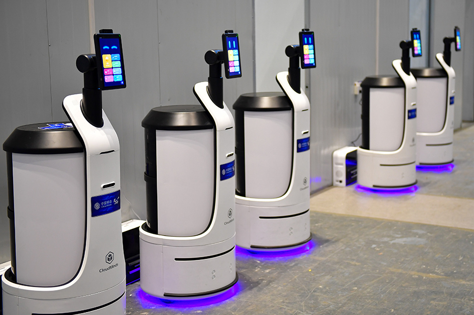 2022年4月8日晚，国家会展中心（上海）方舱医院的3号馆内的送餐机器人已就绪。中新社记者田雨昊/人民视觉 图  图为3号馆内