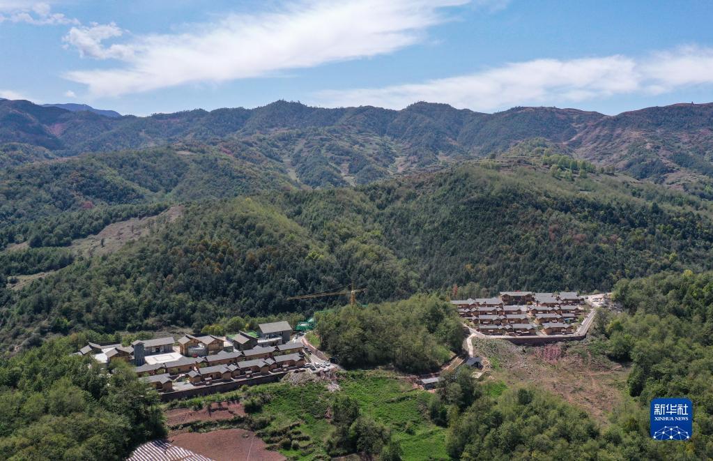 这是4月21日拍摄的四川省昭觉县三岔河镇三河村的民居（无人机照片）。新华社记者 王曦 摄