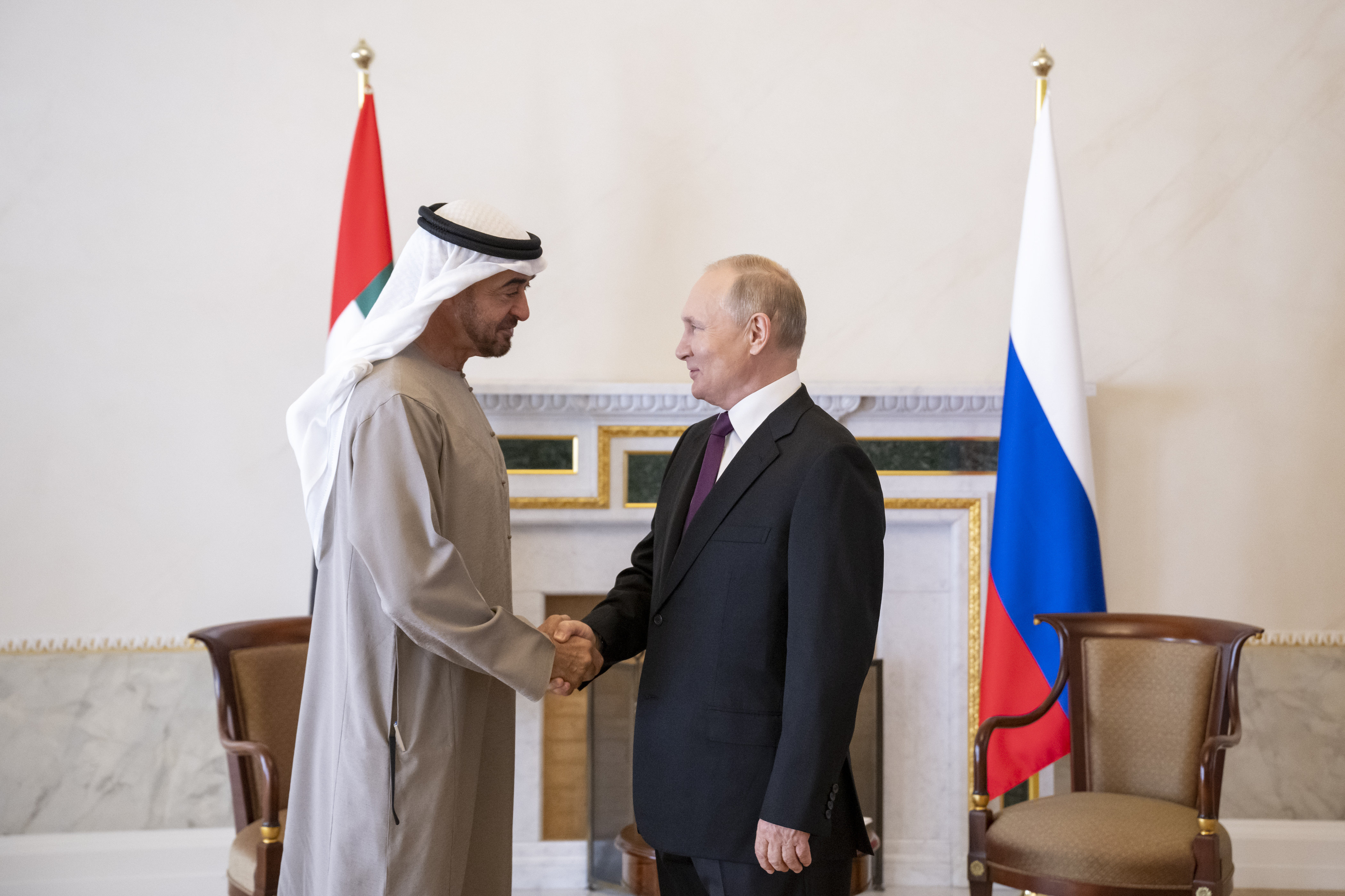 2022年10月11日，阿联酋总统谢赫·穆罕默德·本·扎耶德阿勒纳哈扬在圣彼得堡与俄罗斯总统普京举行会晤。图自阿联酋通讯社