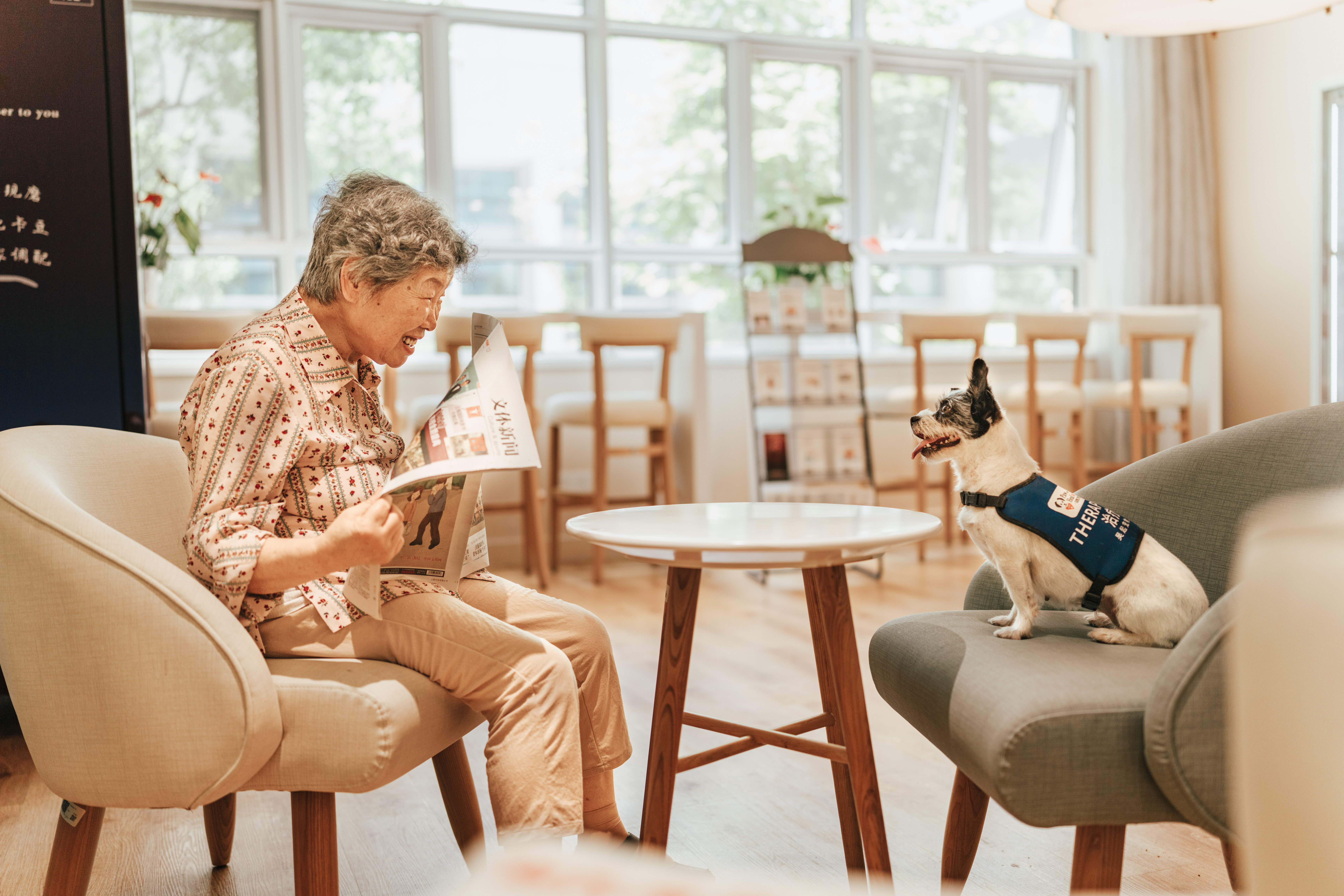 看到治疗犬尤达，老人笑了起来。受访者供图