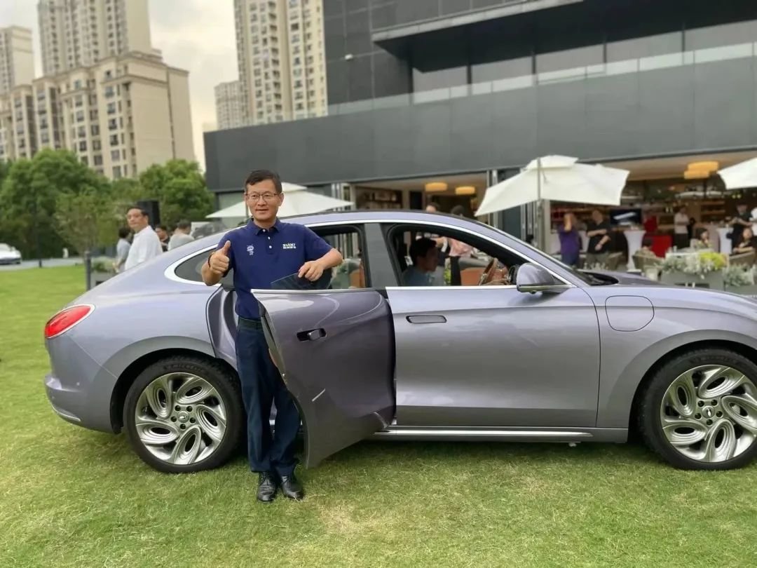 凤凰网科技摄|搭载蜂巢能源电池的新能源汽车