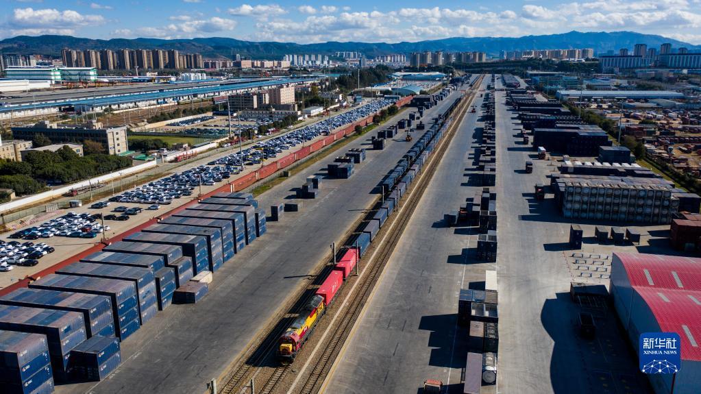 中老铁路新年首趟国际货物列车（前）从昆明开往老挝万象（无人机照片，1月1日摄）。新华社记者 胡超 摄