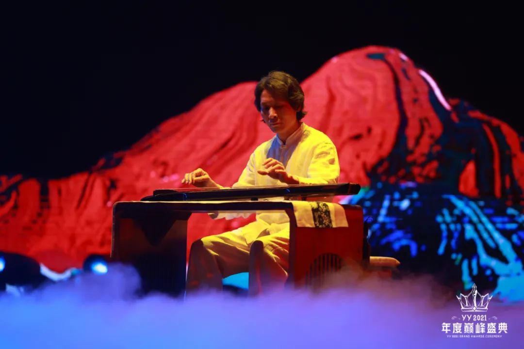 比如,非遗古琴大师谢东笑与yy主播大牧牧共同演绎了古风热歌《踏山河