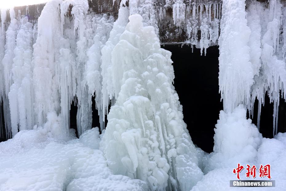 气温跌破-30℃的相思湖瀑布已完全封冻。 栾维敬 摄