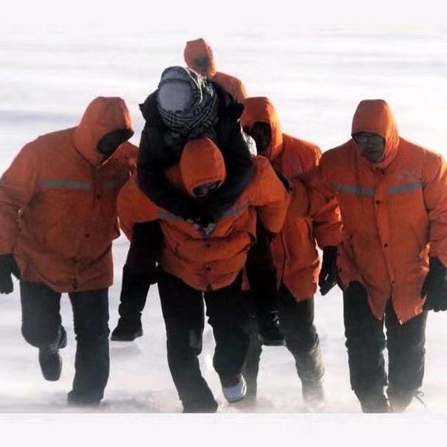 巴图散（图上方）和同事在暴风雪中交替背出受困群众。（受访者供图）