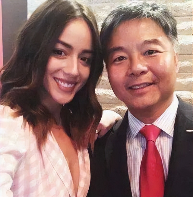 汪可盈,被歧视迫不得已改姓求生,却因为错误的恋爱对象事业触底__凤凰