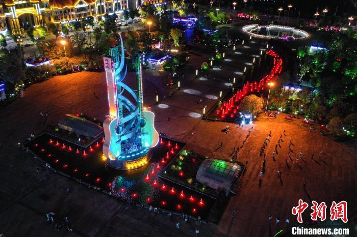 5月12日,航拍贵州正安吉他广场夜景。 瞿宏伦 摄