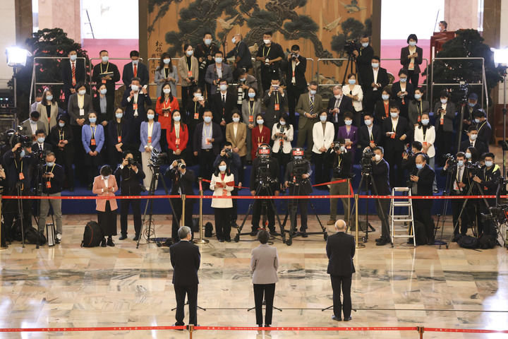 10月16日，中国共产党第二十次全国代表大会在北京人民大会堂开幕。这是开幕会前，代表接受采访。新华社记者 殷刚 摄