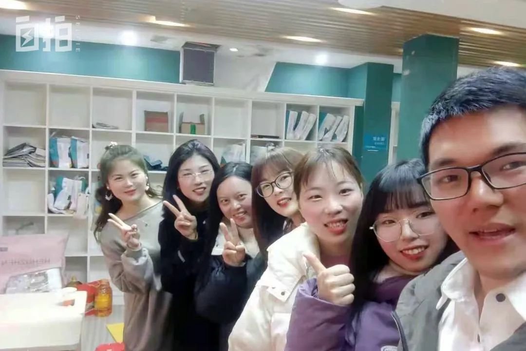 后来又换了家机构带初三英语,一个月三千块钱,这是和其他老师们的合影。