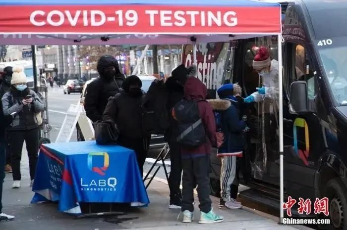 資料圖：當地時間2022年1月4日，美國紐約曼哈頓14街一處新冠病毒檢測站為居民做檢測。