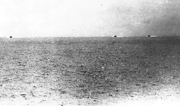 ▲1964年8月2日,美国马多克斯号驱逐舰(USS Maddox)拍下了海平面上的三艘北越鱼雷艇,这三艘鱼雷艇也成为了当时美方口中8月4日“北部湾事件”的“挑事者”。然而事实上,8月4日当天根本没有北越军舰袭击美军。
