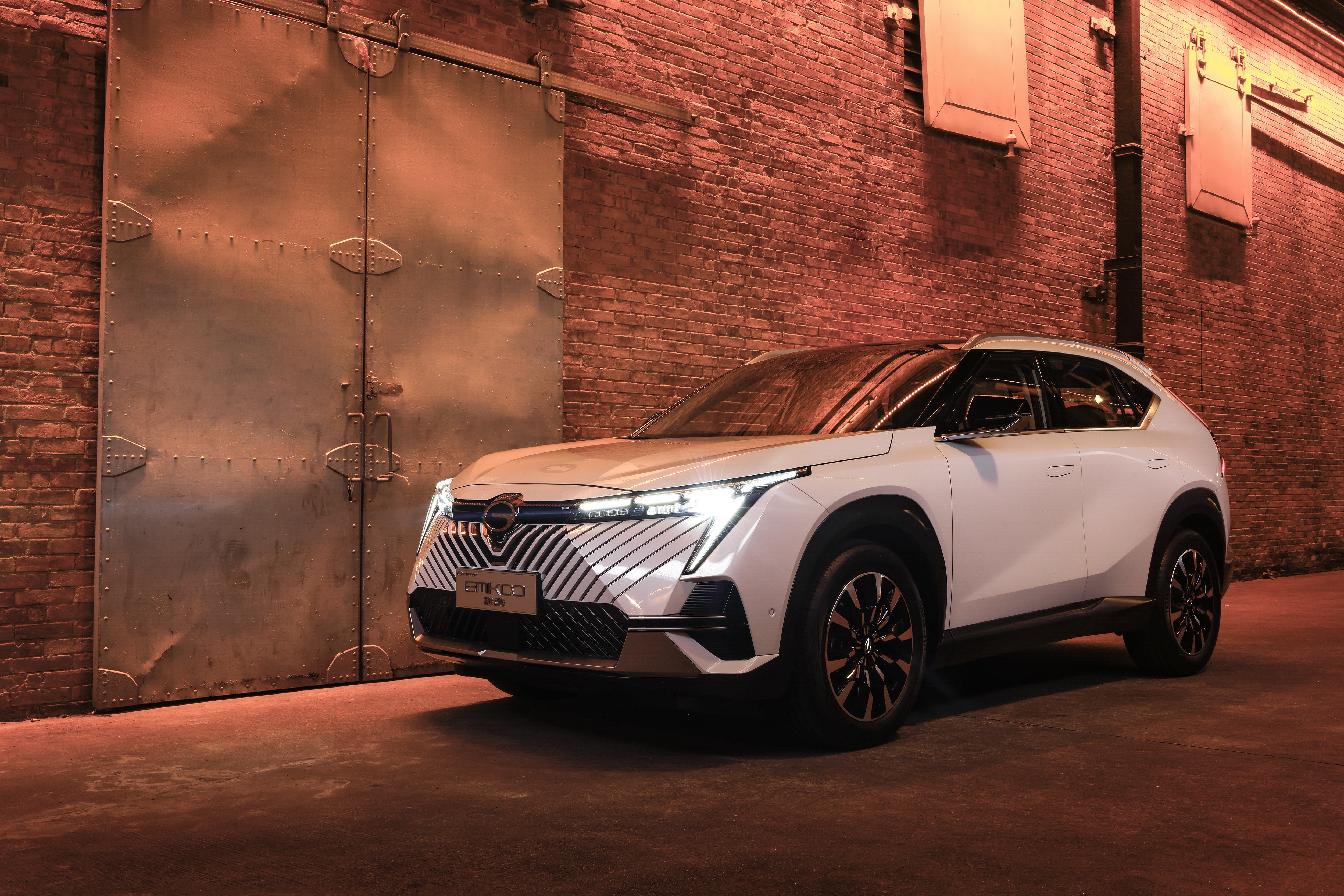 由于钜浪混动系统的加持,使新车拥有一半电动车的基因,因此秉持"设计