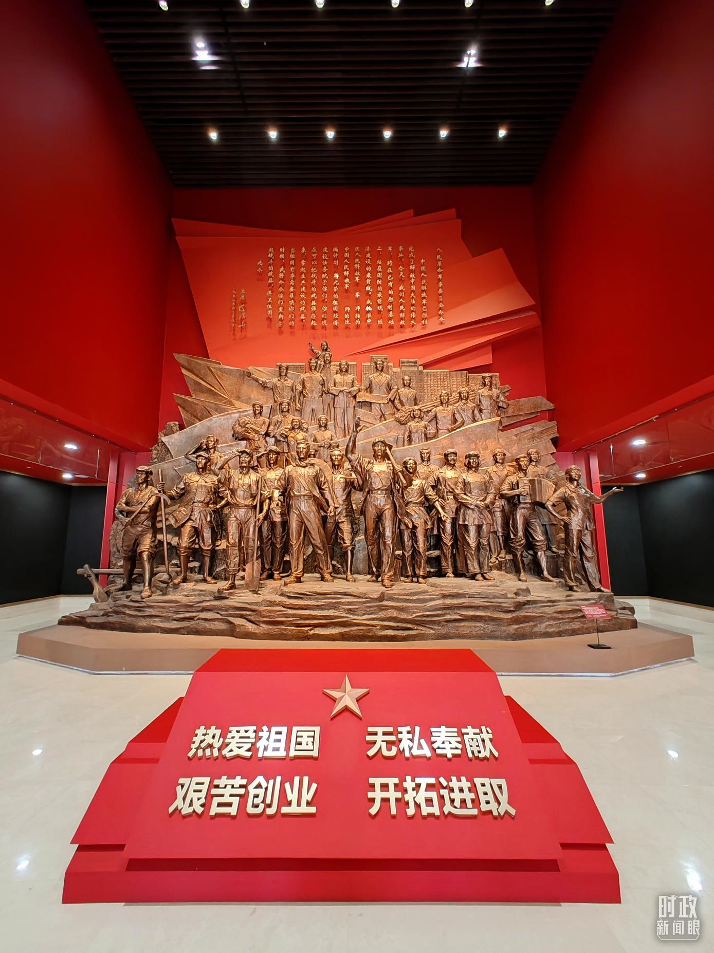 △军垦博物馆内的大型浮雕:《当祖国需要我们的时候》,浮雕上的32个人物是几代兵团人的代表。(总台央视记者彭汉明拍摄)