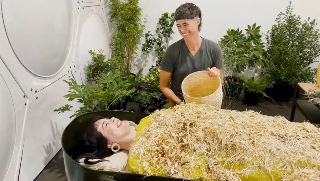 ▲凯特琳体验尸体堆肥的过程