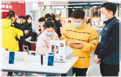 消费者在荣耀手机门店体验折叠屏手机。受访企业供图