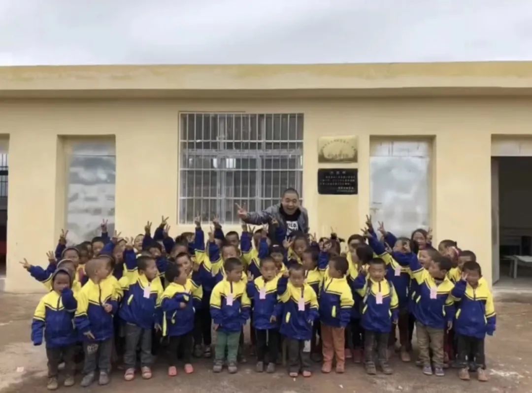 小女孩抱着雕像不肯撒手！背后故事戳心了