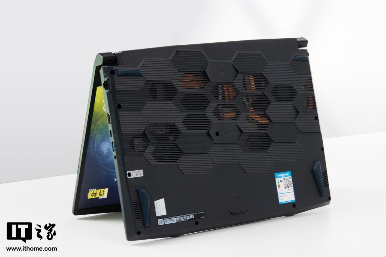 微星神枪手 15 彩虹六号:异种联名款