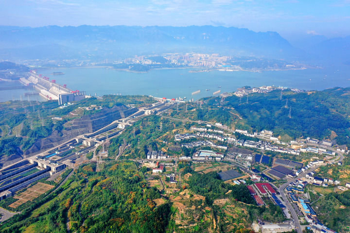 这是位于三峡工程大坝坝头北岸的湖北省宜昌市夷陵区太平溪镇许家冲村(10月16日摄,无人机照片)。新华社发(张国荣 摄)