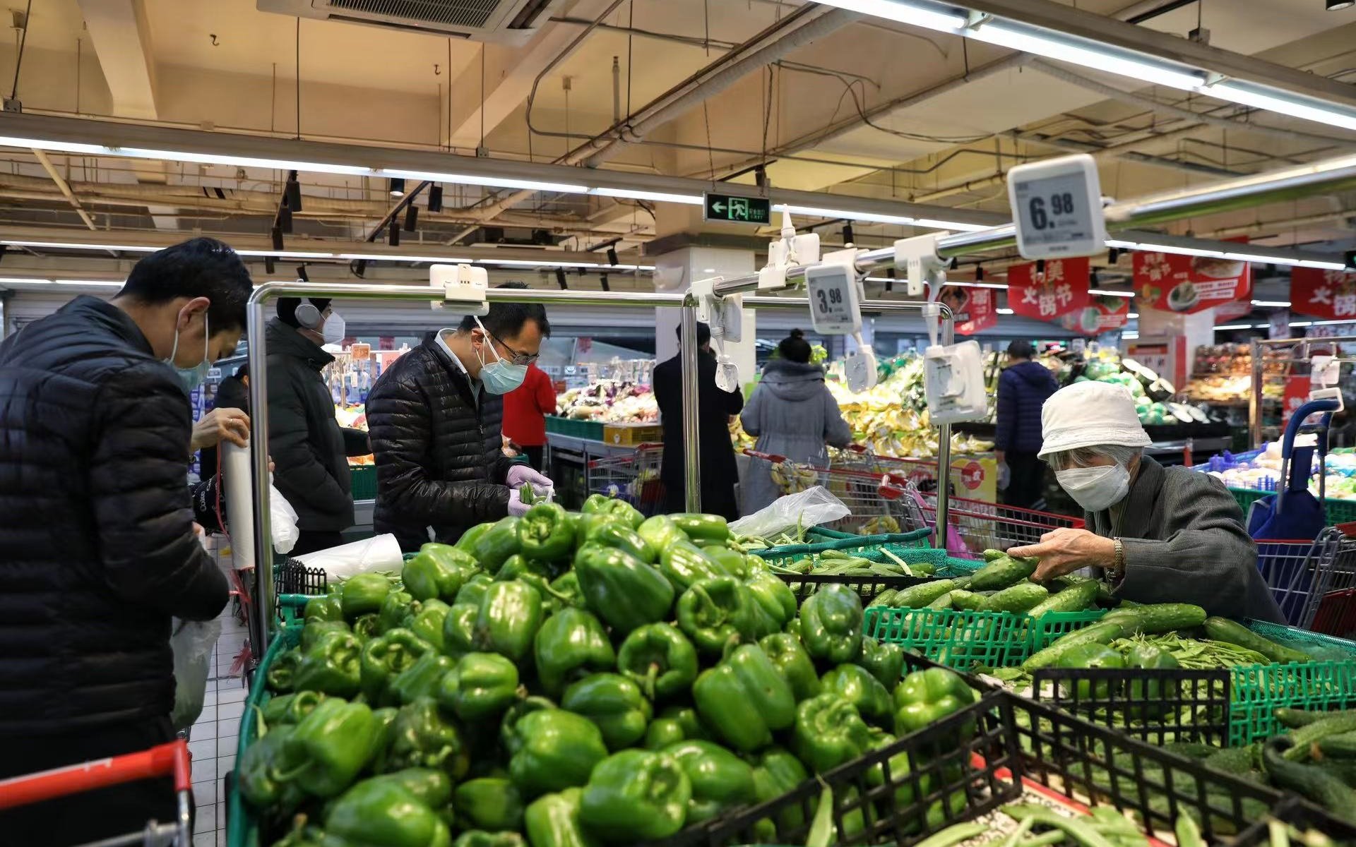 ▲11月24日,东城区奥士凯物美朝内店,市民正在挑选蔬菜。新京报记者 王飞 摄