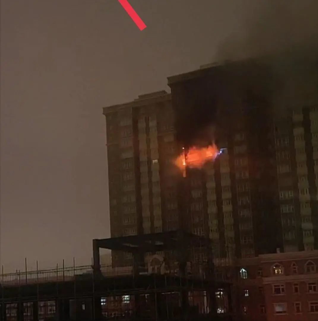 (24日网友直播吉祥苑火灾截图)