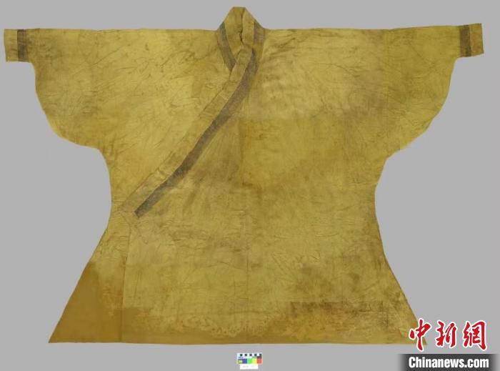 图为修复后的元代袍服 青海省文物考古研究所供图