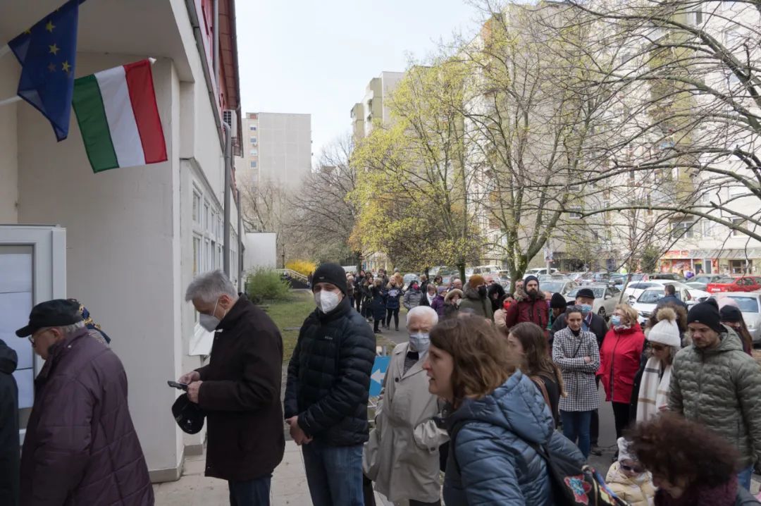 ▲4月3日，选民在匈牙利布达佩斯一处投票站排队等待投票。四年一度的匈牙利国会选举于当日拉开帷幕。图/新华社