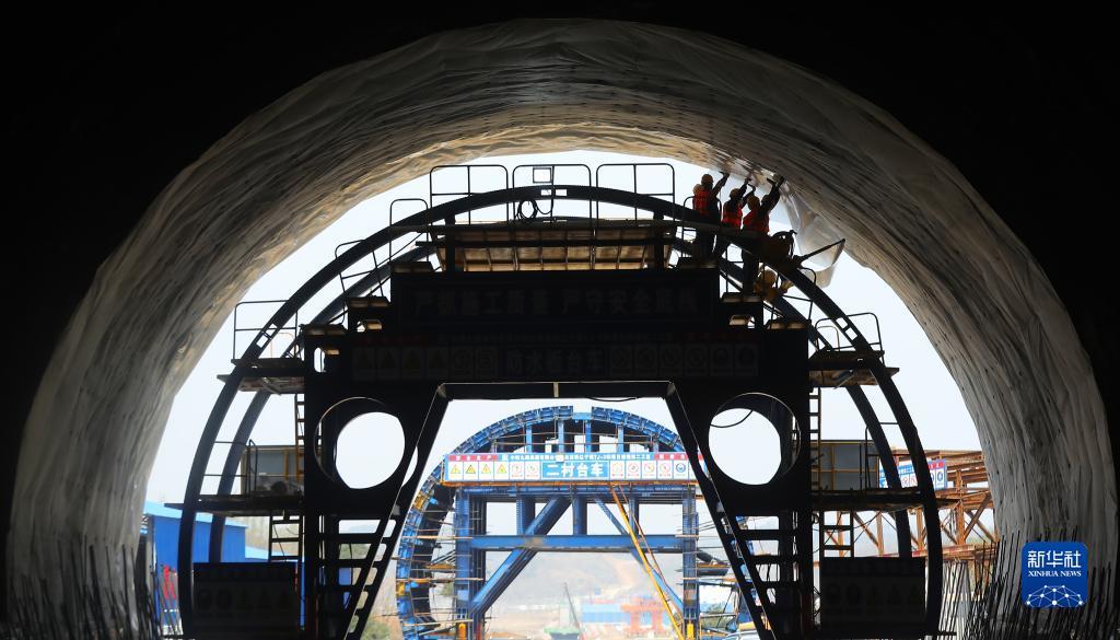 中铁九局工程技术人员在抚顺市兰山隧道内施工，沈白高铁全线掀起施工大干热潮（4月20日摄）。新华社记者 杨青 摄
