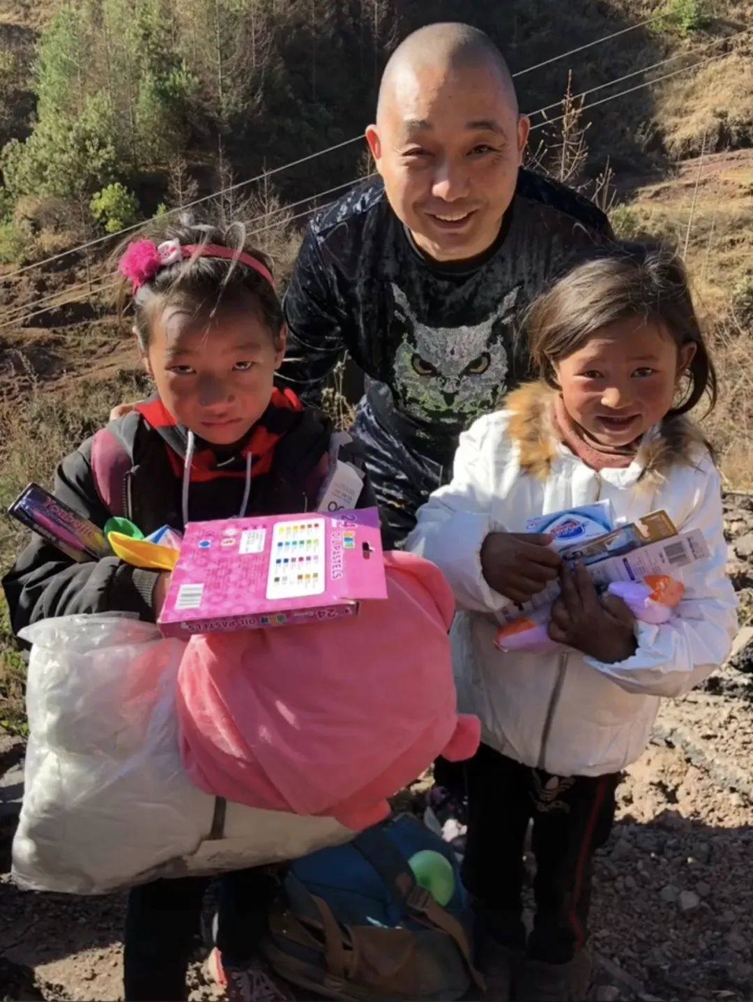 小女孩抱着雕像不肯撒手！背后故事戳心了