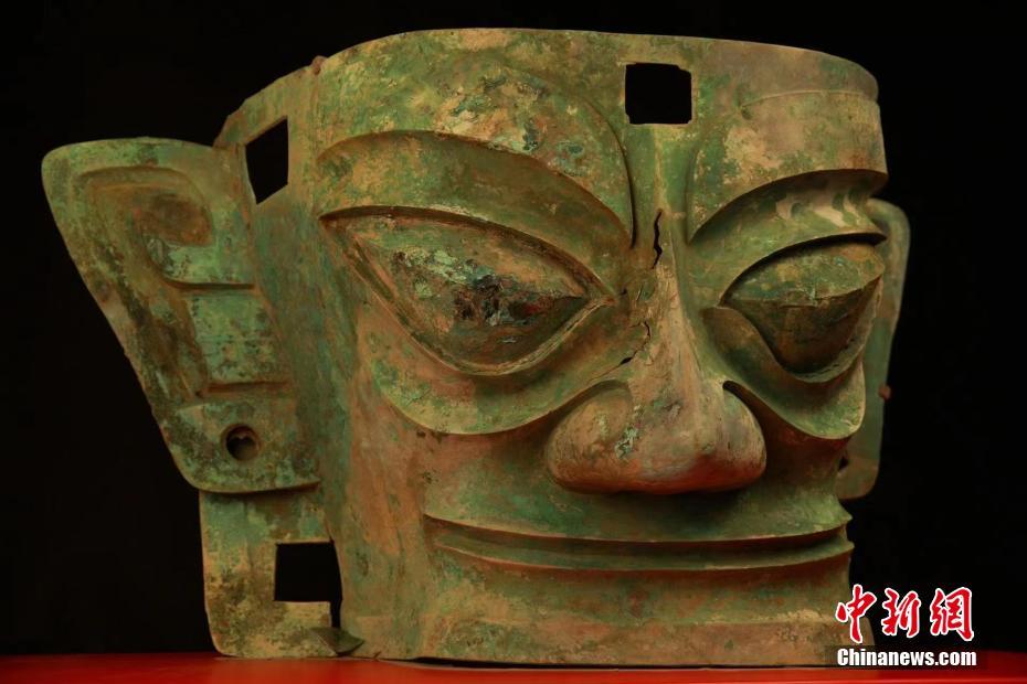 工作人员在检查三星堆青铜大面具。尧欣雨 摄