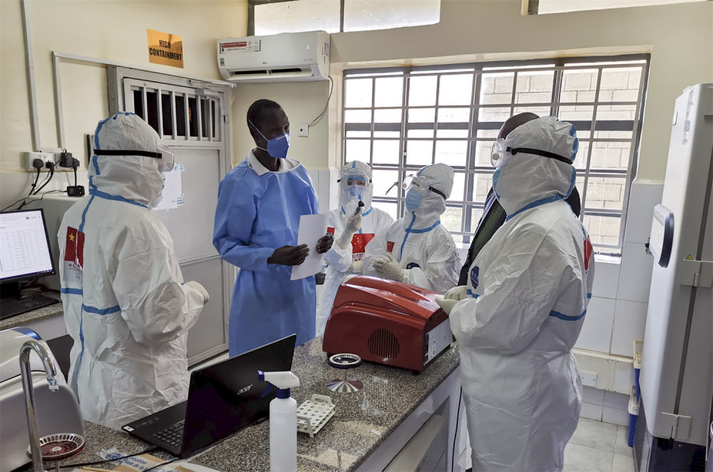 2020年8月21日，在南苏丹首都朱巴的一处新冠病毒检测机构，中国抗疫医疗专家组成员与当地医护人员交流。新华社发（中国驻南苏丹大使馆供图）