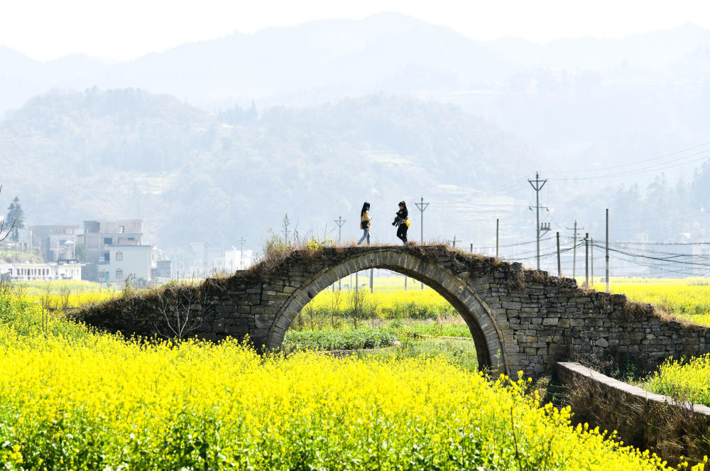 3月7日,人們在貴州省盤州市保田鎮阿方村郊遊.