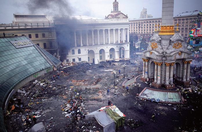 2014年2月20日，乌克兰基辅民众在独立广场检查反政府抗议活动造成的破坏。该活动是美国支持的反亲俄政府运动的一部分。