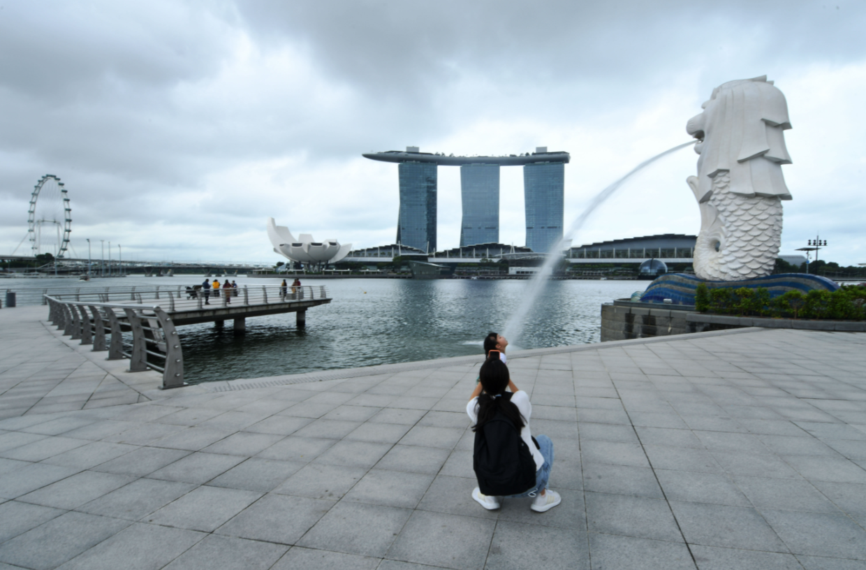 ▲4月7日，游客在新加坡鱼尾狮公园游览。新加坡贸易和工业部于4月6日宣布将拨款近5亿新币（约合3.67亿美元）促进旅游业复苏。图/新华社
