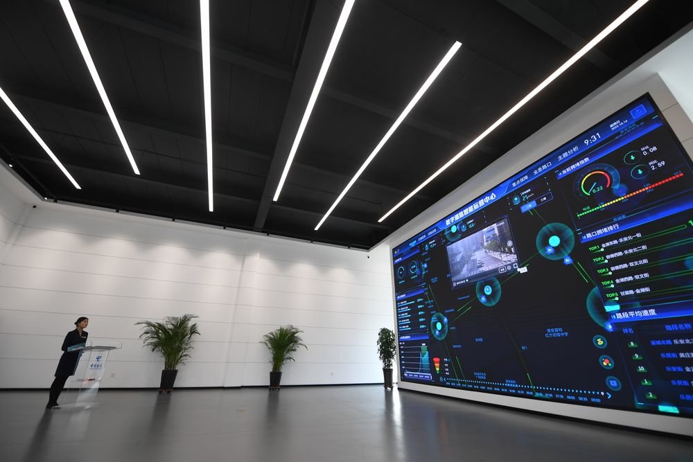 10月16日,河北雄安新区中国电信智慧城市产业园工作人员展示数字道路运营系统。新华社记者 朱旭东 摄