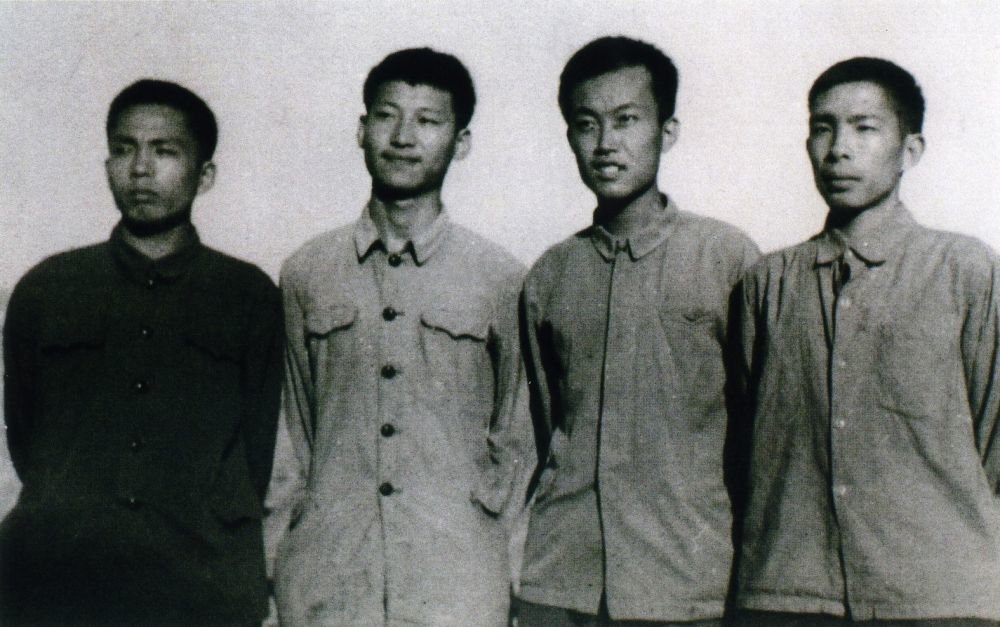 这是1973年上山下乡时期，习近平（左二）在陕西省延川县。新华社发