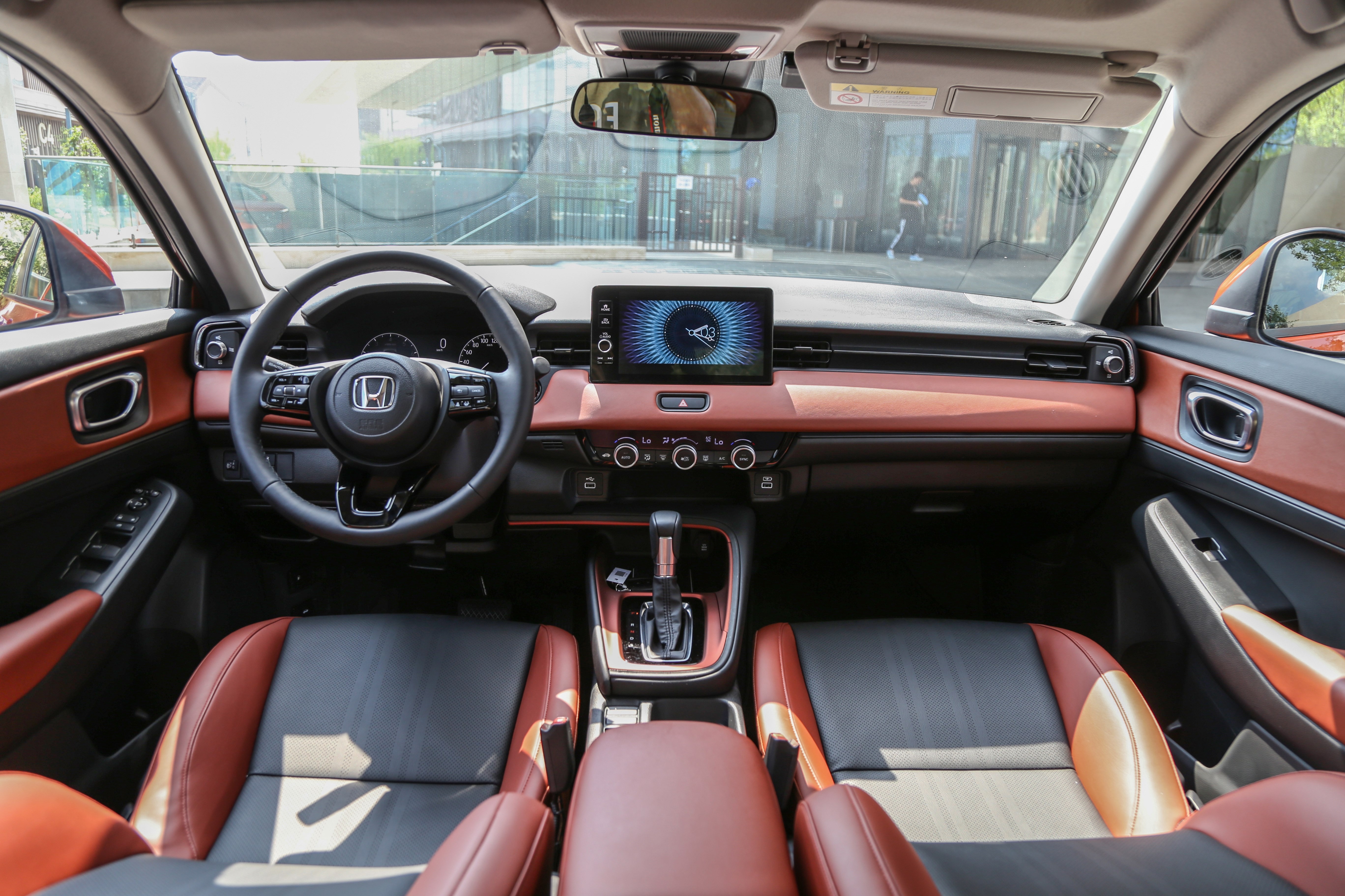 内饰:人性化舒适性配置加持车尾的设计较为方正,使用了当下流行的贯穿