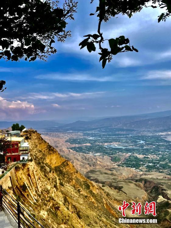 日前,摄影爱好者登上青海夏琼寺,感受当地著名的宗教文化游览胜地夏琼寺建筑群落之壮观。夏琼寺位于青海省化隆县,是一处汉、藏艺术风格相结合的古建筑群,其建设在一处形似大鹏展翅的山体之上,系青海最古老的藏传佛教寺院之一。图为夏琼寺一角。 李玉峰 摄