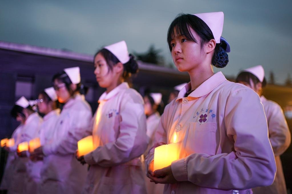 2020年12月13日,人们在侵华日军南京大屠杀遇难同胞纪念馆参加“烛光祭”活动。新华社记者 李博 摄