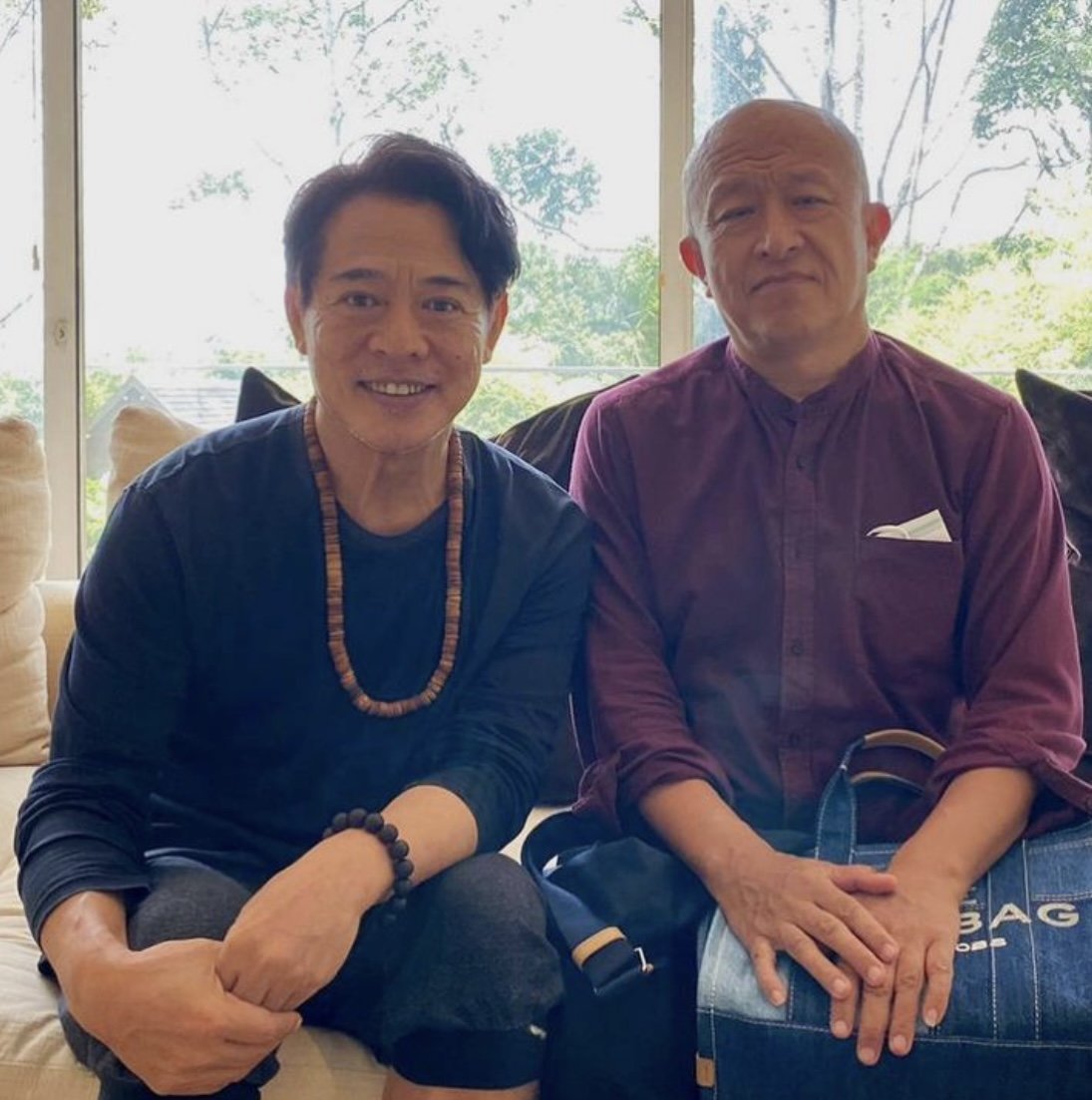 李连杰晒与杨紫琼合照状态好,衣服略紧显发福,长居海外四处静修