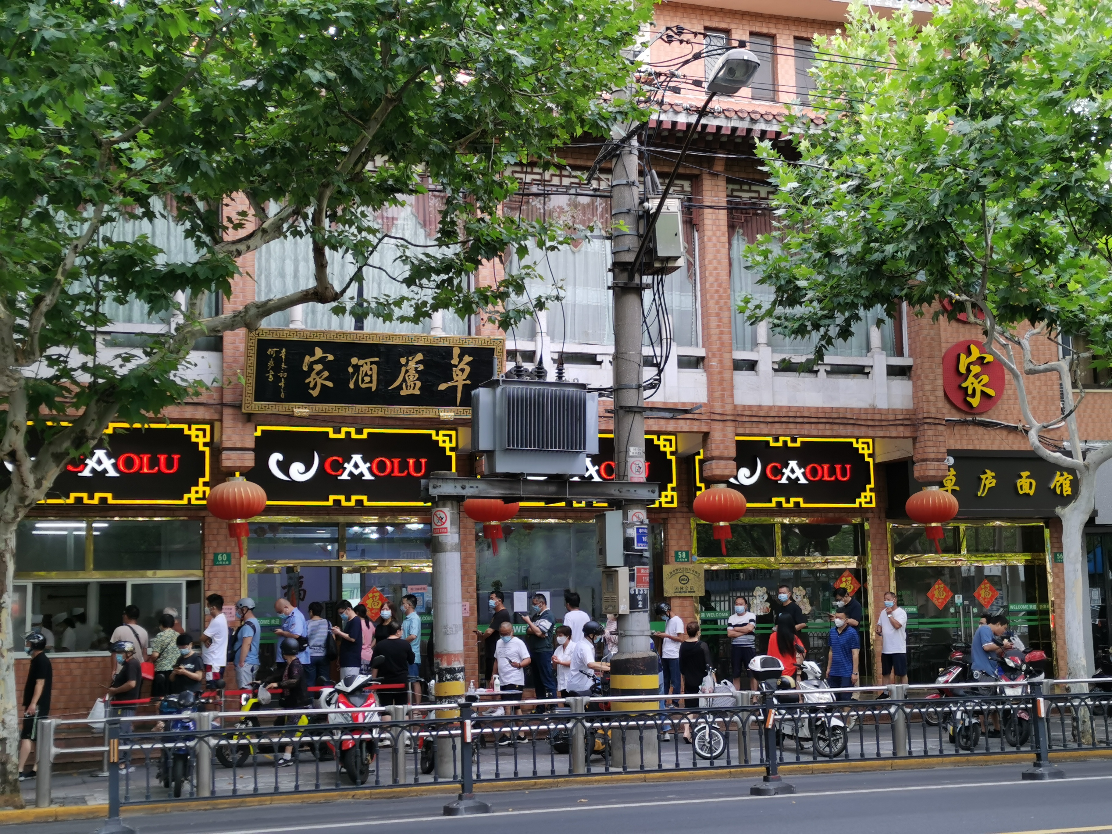 草庐酒家门前排起了长队,市民正在等候取餐。本文图片均为记者 徐祯曜 图