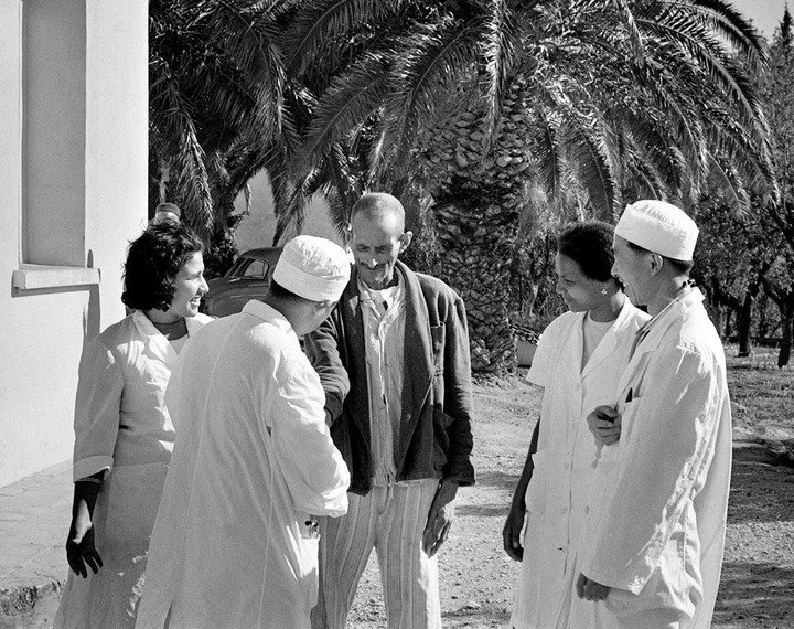 1966年12月14日，中国医疗队与一名阿尔及利亚患者交谈。新华社发
